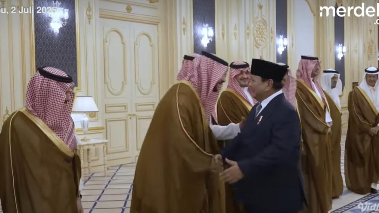 VIDEO: Ketika Prabowo Buka Tangan Lebar-Lebar Bertemu Menhan Arab Saudi di Istana Al-Salam