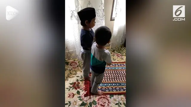 VIDEO: Agar Mau Salat, Kakak Ini Janjikan Mainan untuk Adiknya