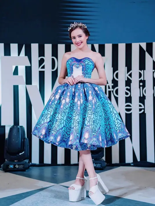 Apabila terdapat undangan acara bertemakan princess dan kerajaan, maka dress kembang berwarna terang ini dapat kamu jadikan sebagai referensi outfitmu, lho. (instagram/bebytsabina).