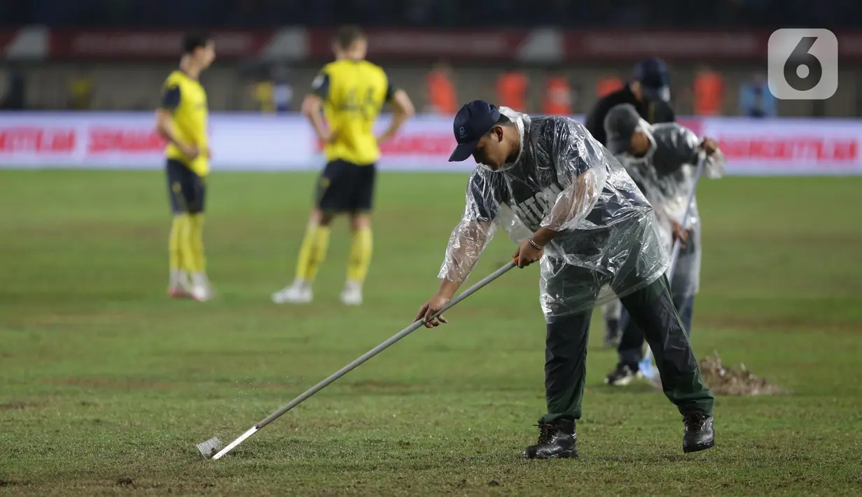Kondisi lapangan yang buruk akibat hujan membuat permainan Oxford yang mengandalkan bola-bola bawah tidak berjalan baik. Namun, Oxford terus memberikan tekanan kepada Port FC. (Liputan6.com/Helmi Fithriansyah)