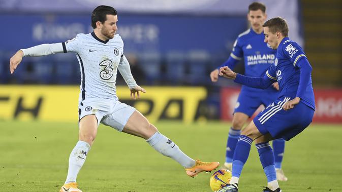 Ben Chilwell Timothy dan Castagne pada laga Liga Inggris antara Leicester City dan Chelsea di Stadion King Power di Leicester, Inggris, Selasa, 19 Januari 2021. (Michael Regan / Pool melalui AP)