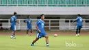 Atep melakukan pemanasan sebelum berlatih bersama timnya jelang perebutan tempat ketiga Piala Presiden 2017 melawan Semen Padang di Stadion Pakansari, Bogor, Jumat (10/3/2017). (Bola.com/Nicklas Hanoatubun)