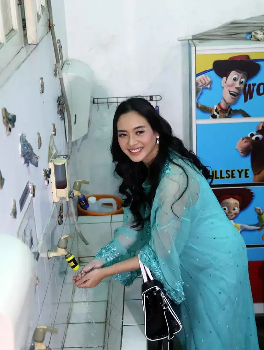 Ada satu alasan kenapa Elvira Devinamira begitu senang berinteraksi dan memberikan dukungan kepada para penderita kanker. Sang nenek tercinta, telah meninggalkannya untuk selamanya karena kanker leher rahim beberapa tahun silam. (Nurwahyunan/Bintang.com)