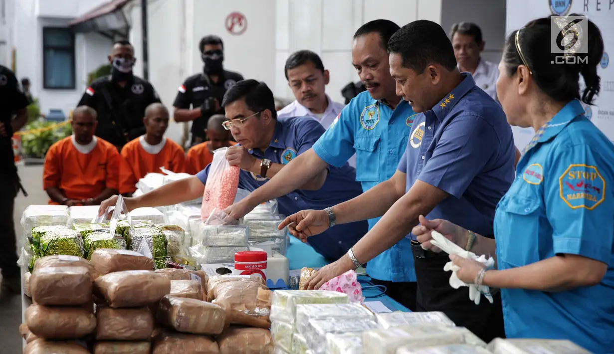 Badan Narkotika Nasional (BNN) mengungkap peredaran gelap narkotika jaringan Malaysia-Aceh di Jakarta, Kamis (9/11). Dalam pengungkapan ini BNN menyita 220,78 kg sabu, 8.500 butir pil ekstasi dan 10.000 butir Happy Five. (Liputan6.com/Faizal Fanani)