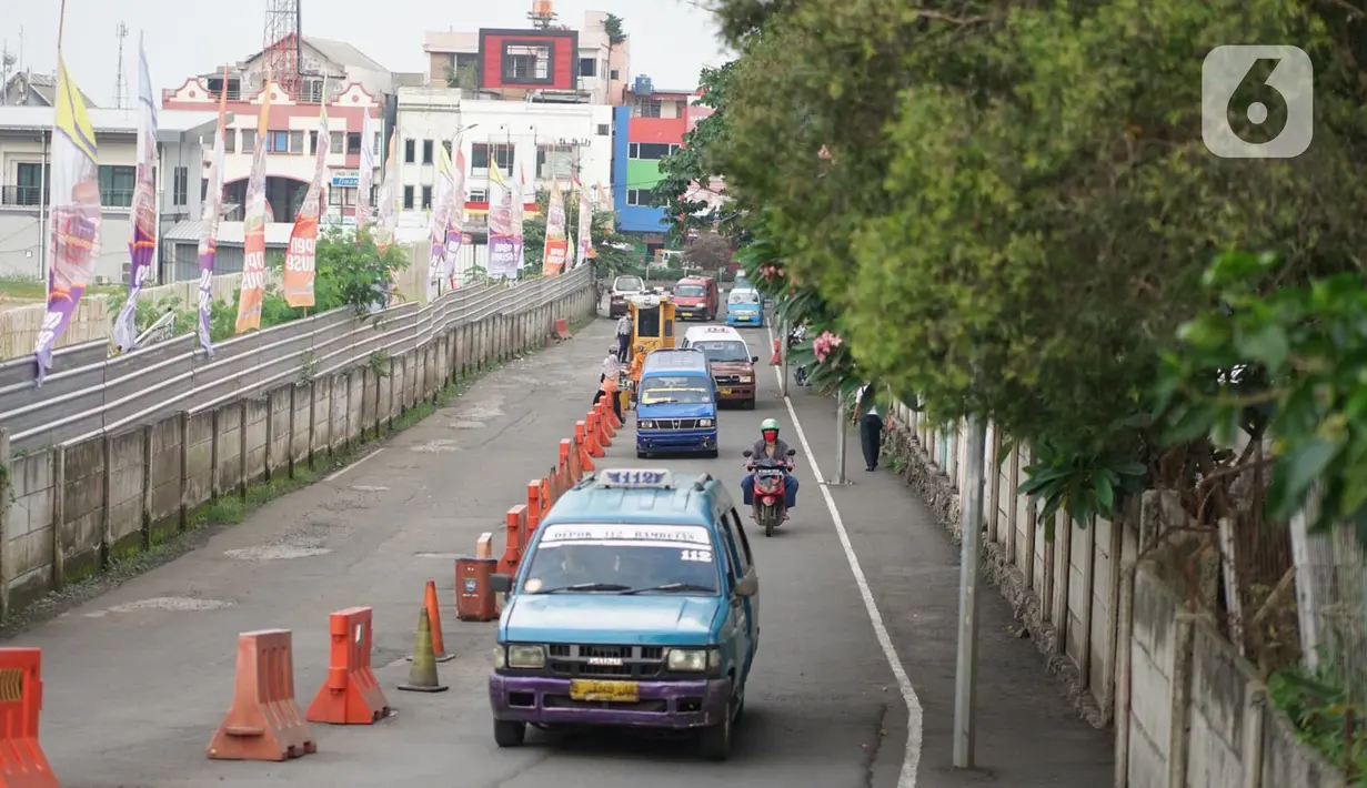 Angkutan umum melintas di sekitar Terminal Depok, Jawa Barat, Kamis (14/5/2020). Kepala Sub Bagian Tata Usaha Terminal Terpadu Depok Reynold Jhon mengatakan, pengguna angkutan umum di Terminal Terpadu Depok mengalami penurunan 10-20 persen selama pemberlakuan PSBB. (Liputan6.com/Immanuel Antonius)