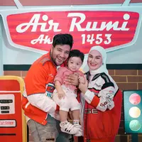 Gaya Irish Bella dengan racing outfit di ulang tahun sang buah hati bisa jadi inspirasi sporty look untuk hijabers. (Instagram/_irishbella_).