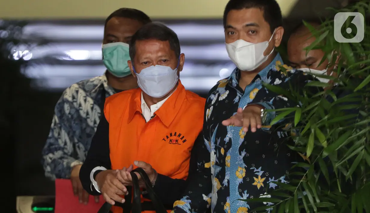 Mantan Dirut PT Pelindo II (Persero) Richard Joost Lino mengenakan rompi tahanan usai diperiksa di gedung KPK, Jakarta, Jumat (26/3/2021). RJ Lino ditetapkan sebagai tersangka pada Desember 2015 lalu dalam dugaan korupsi pengadaan tiga unit Quay Container Crane. (Liputan6.com/Helmi Fithriansyah)