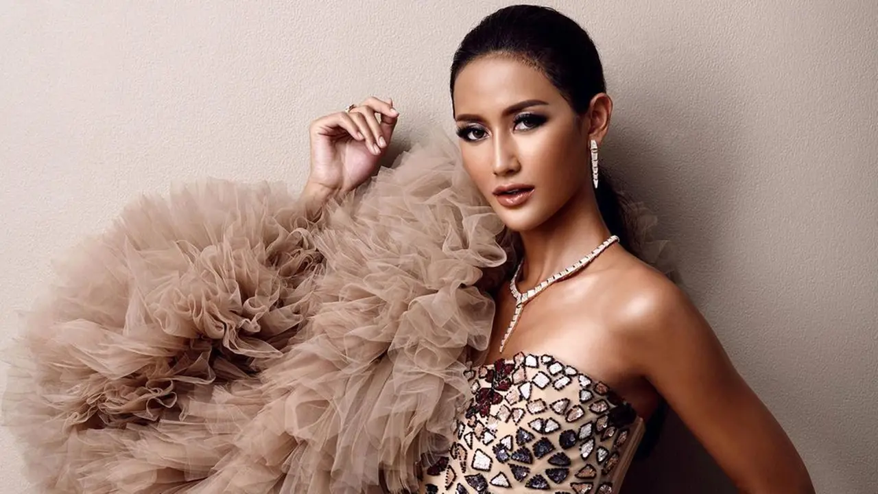 FOTO: Ayu Maulida dengan Gaun Slim Fit, Elegan dan Memesona