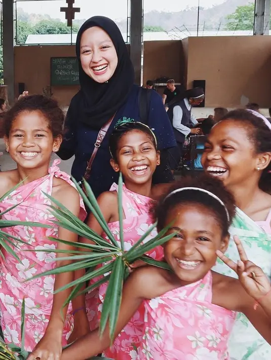 Pamer senyum manis saat selfie bareng anak-anak di Zimbales, Filipina, kebersamaan Gitasav dan anak-anak kecil ini penuh kehangatan. Bikin kagum karena aksi mulia yang dilakukannya, Gitasav disebut jadi panutan dan inspirasi untuk banyak orang. Selain foto kebersamaannya bareng anak kecil yang jadi perhatian, paras Gita yang disebut mirip Kim Ji Won bikin salah fokus. (Liputan6.com/IG/@gitasav)