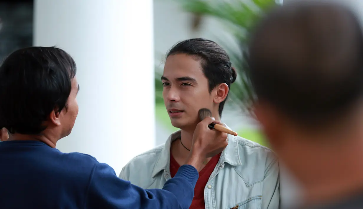 Saat dijumpai di lokasi syuting Elif Indonesia kawasan Sentul, Bogor beberapa waktu lalu, Lionil memaparkan karakter malasnya. Selain malas, Mansyur juga memiliki pikiran tidakbaik dalam mencari uang. (Deki Prayoga/Bintang.com)