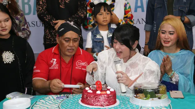 Dewi Perssik ikut merayakan ultah FORWAN.