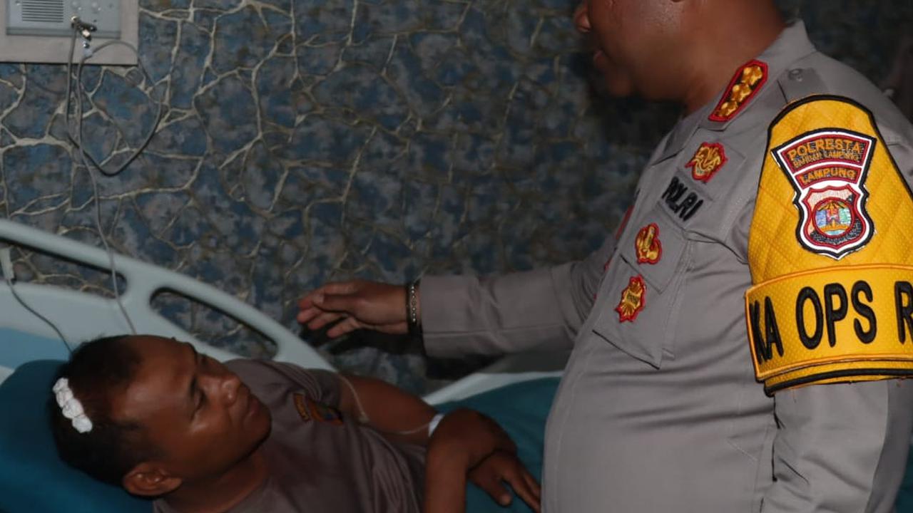 Polisi luka saat amankan demo di Lampung