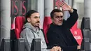 Direktur olahraga AC Milan, Paolo Maldini (kanan) melambaikan tangan di samping pemain AC Milan, Zlatan Ibrahimovic saat laga lanjutan Liga Italia 2020/2021 antara AC Milan melawan Udinese di Stadion San Siro, Milan, 3 Maret 2021. (AFP/Miguel Medina)