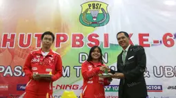 Ketua Umum PBSI, Gita Wirjawan (kanan), menyerahkan potongan tumpeng kepada Hendra Setiawan (kiri) dan Gregoria Mariska dalam perayaan HUT PBSI ke-65 di Pelatnas Bulutangkis PBSI, Cipayung, Jakarta, (9/5/2016). (Bola.com/Arief Bagus)