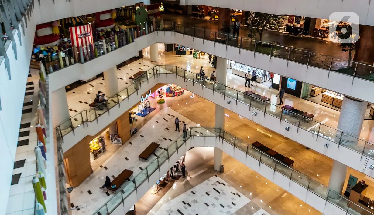 Suasana pusat perbelanjaan yang relatif sepi pengunjung di Mal Grand Indonesia, Jakarta, Selasa (17/3/2020). Seiring meluasnya virus corona Covid-19 di Indonesia, pengunjung pusat perbelanjaan atau mal langsung turun drastis dengan penurunan fluktuatif sekitar 10-15%. (Liputan6.com/Faizal Fanani)