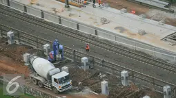 Mobil molen dan alat berat yang digunakan saat pengerjaan jalur kereta Api Bandara di Jakarta, Rabu (28/12). PT Kereta Api Indonesia menyatakan bahwa pembangunan Kereta Bandara Internasional Soekarno-Hatta masih sesuai rencana. (Liputan6.com/Angga Yuniar)