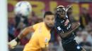 Sempat imbang 0-0 hingga 10 menit menjelang laga usai, AS Roma malah kebobolan lewat Victor Osimhen. Menerima umpan jauh dari Matteo Politano, Osimhen berhasil mengelabui Chris Smalling sebelum melepas tembakan voli yang tak bisa diantisipasi Rui Patricio. (AP/Andrew Medhicini)