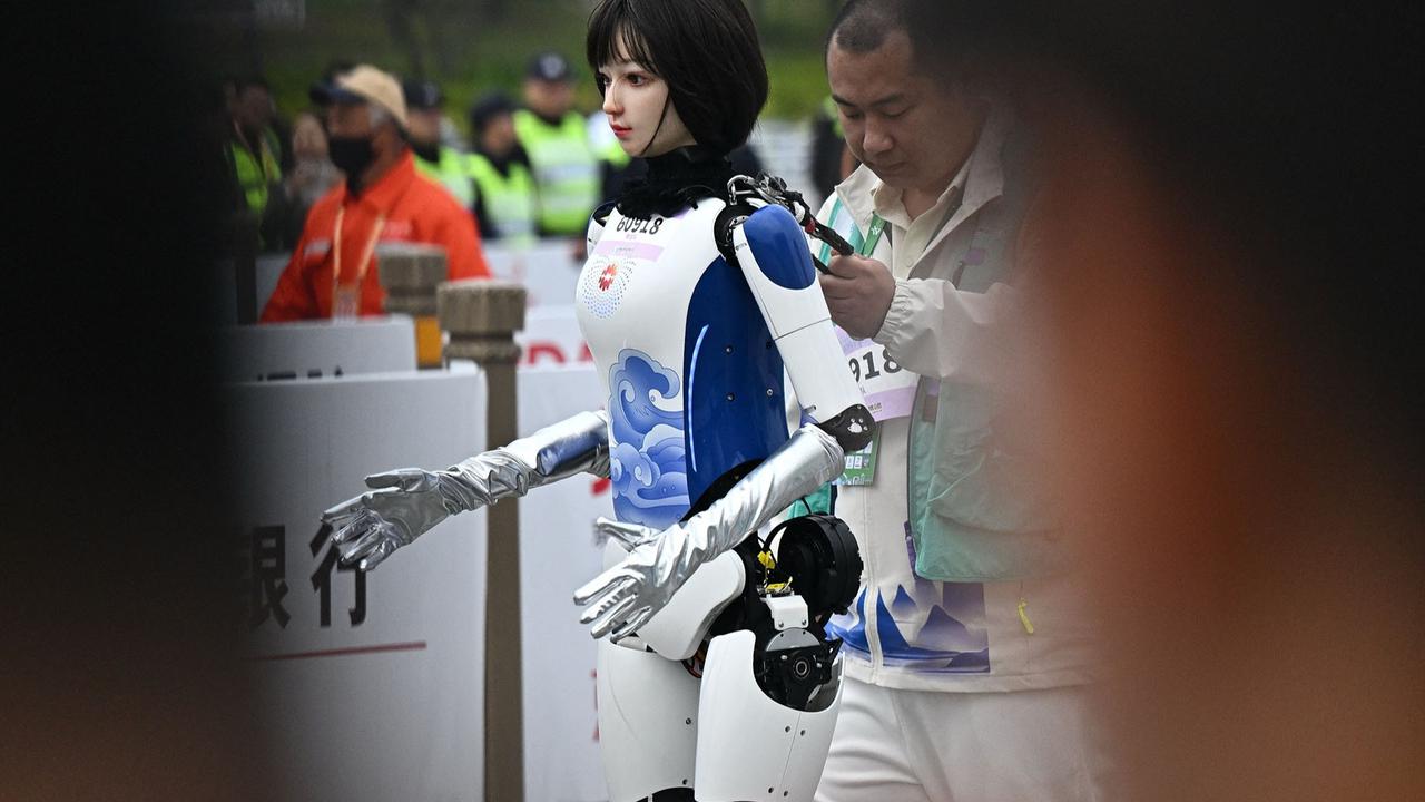 FOTO:  Pertama di Dunia! Puluhan Robot Humanoid Mengikuti Ajang Lomba Lari Setengah Marathon
