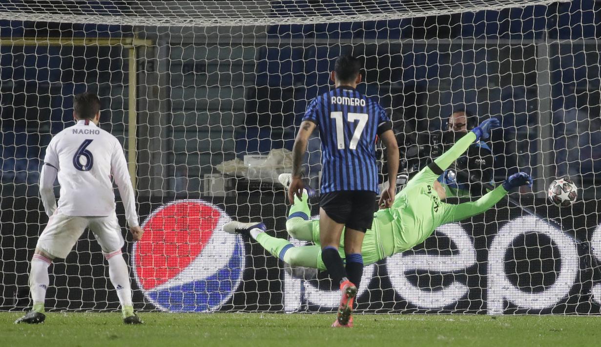 Kiper Atalanta, Pierluigi Gollini gagal menjangkau bola yang dilesakkan bek Real Madrid, Ferland Mendy dalam laga leg pertama babak 16 Besar Liga Champions 2020/21 di Gewiss Stadium, Bergamo, Rabu (24/2/2021). Atalanta kalah 0-1 dari Real Madrid. (AP/Luca Bruno)