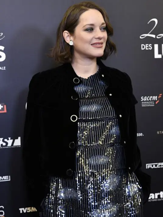 Bertambahnya anggota keluarga baru tentu menjadi kebahagiaan yang luar biasa bagi Marion dan Guillaume, juga anak pertama mereka, Marcel, yang kini menjadi seorang kakak. (AFP/Bintang.com)