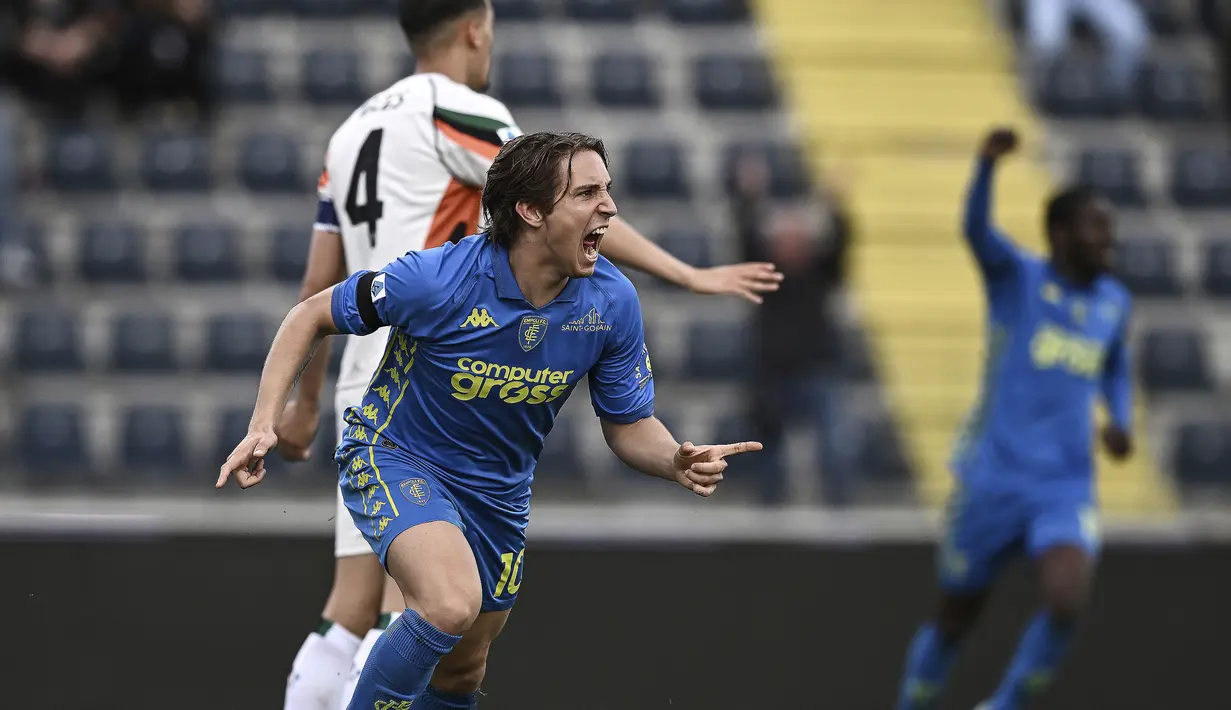 Pemain Empoli, Jacopo Fazzini melakukan selebrasi setelah mencetak gol ke gawang Venezia dalam laga lanjutan Liga Italia 2024/2025 di Carlo Castellani Stadium, Empoli, Italia, Minggu (20/04/2025) waktu setempat. (AP Photo/LaPresse)