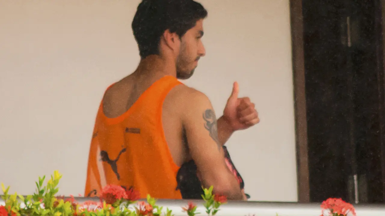 Hobi Gigit, Luis Suarez Dipaksa Angkat Kaki dari Hotel