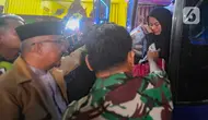 Para siswa SMK Lingga Kencana pun turun dengan penuh air mata, dan langsung disambut para orang tua hingga kerabat mereka. (merdeka.com/Arie Basuki)
