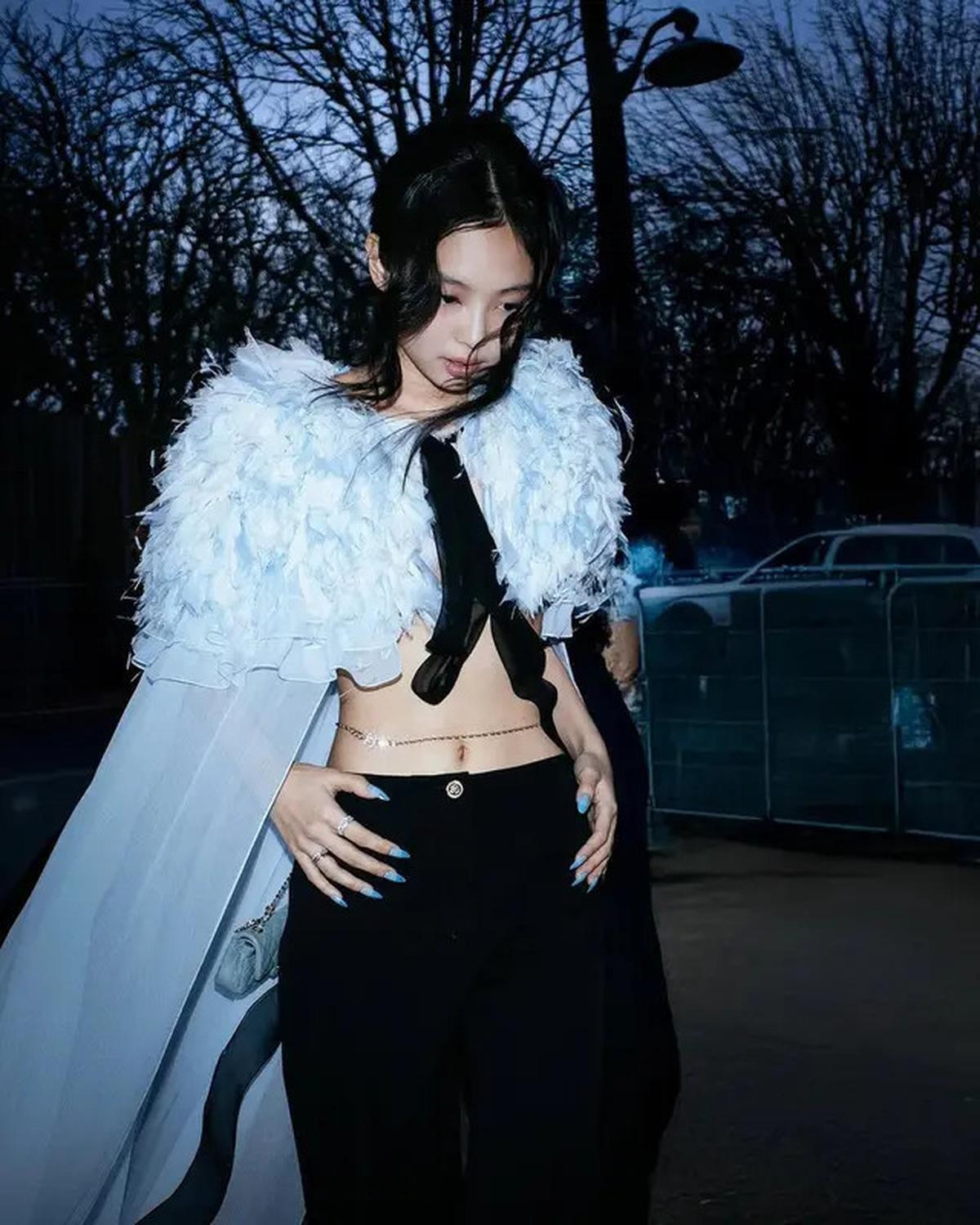6 Gaya Jennie Blackpink dengan Sheer Bra dan Cape Dramatis di Chanel SS25 Couture Show, Akrab Bareng Kylie Jenner
