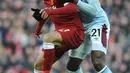 Penyerang Liverpool, Mohamed Salah berusaha mengontrol bola dari kawalan pemain West Ham United, Angelo Ogbonna pada lanjutan Liga Inggris di Anfield, Inggris (24/2). Liverpool menang telak atas West Ham 4-1. (AP Photo / Rui Vieira)