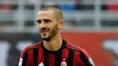 Bek AC Milan, Leonardo Bonucci melepas ban kapten setelah menerima kartu merah dari wasit Piero Giacomelli saat melawan Genoa pada Liga Italia di San Siro, Milan (22/10). Bonucci mendapat kartu merah usai menyikut Aleandro Rosi. (AP Photo/Luca Bruno)