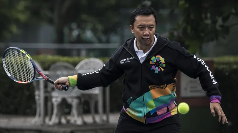 FOTO: Menpora Adu Kebolehan dengan Atlet Pelatnas Tenis Asian Games