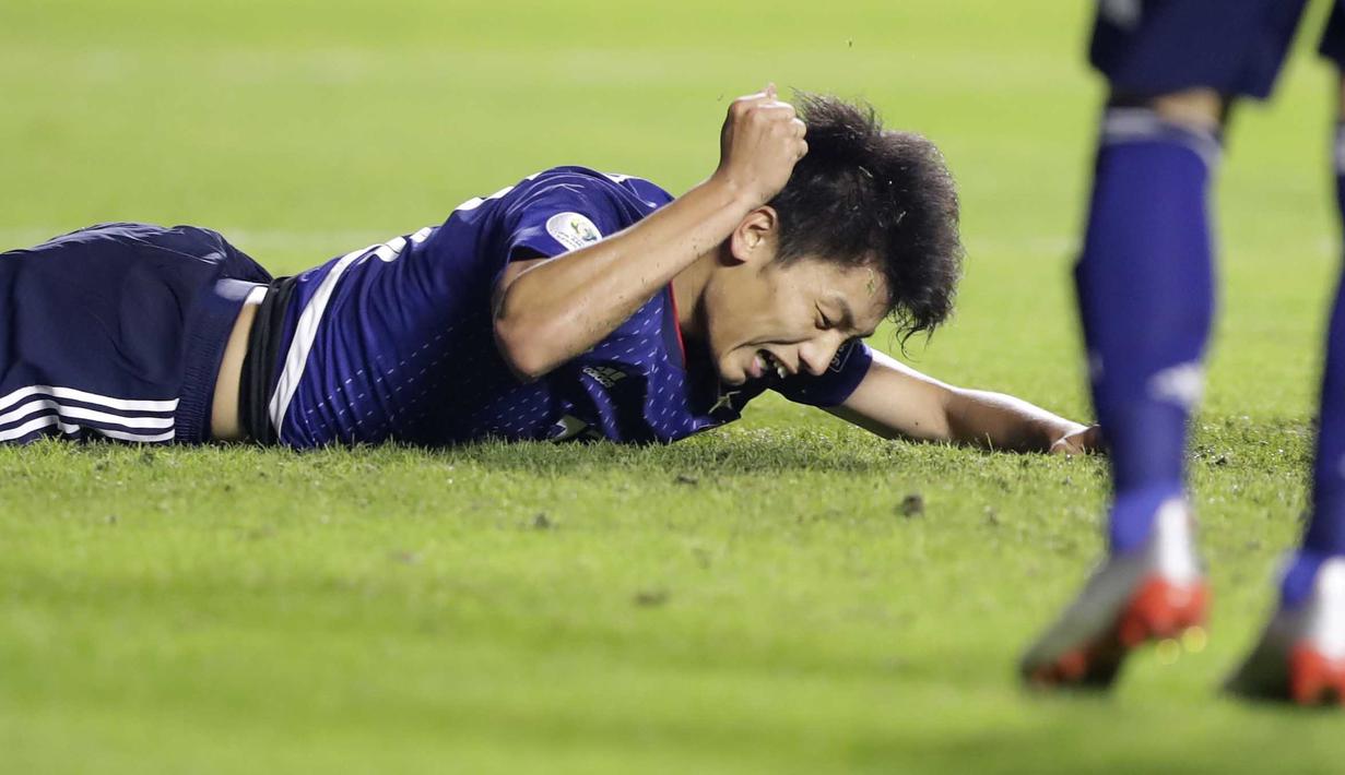 Striker Jepang, Ayase Ueda, tampak kecewa usai gagal membobol gawang Chili pada laga Copa America 2019 di Stadion Morumbi, Selasa (18/7). Chili menang 4-0 atas Jepang. (AP/Andre Penner)