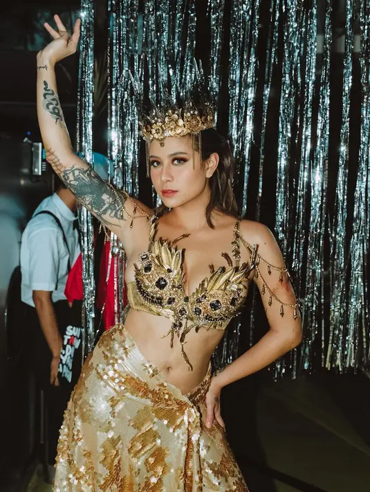 Ia juga sempat bermain kostum sebagai Ratu Pantai Utara di foto lain. Gayanya tak kalah totalitas. [Instagram.com/narinkovilda]