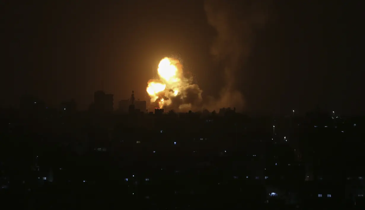 Sebuah ledakan terjadi akibat serangan udara Israel di pangkalan militer Hamas di kota Khan Younis, Jalur Gaza selatan, Selasa (19/4/2022). (AP Photo/Yousef Masoud)