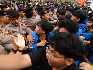 Massa mahasiswa terlibat aksi dorong dengan petugas kepolisian saat aksi BEM UI di Jalan MH Thamrin, Jakarta, Selasa, 18 Agustus 2026. (KLY/ Arie Basuki)