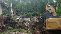 Ruas jalan antardesa putus dan satu rumah dilaporkan rusak akibat bencana tanah bergerak di Kecamatan Bojongmanik, Kabupaten Lebak, Banten. (Liputan6.com/ Ist)