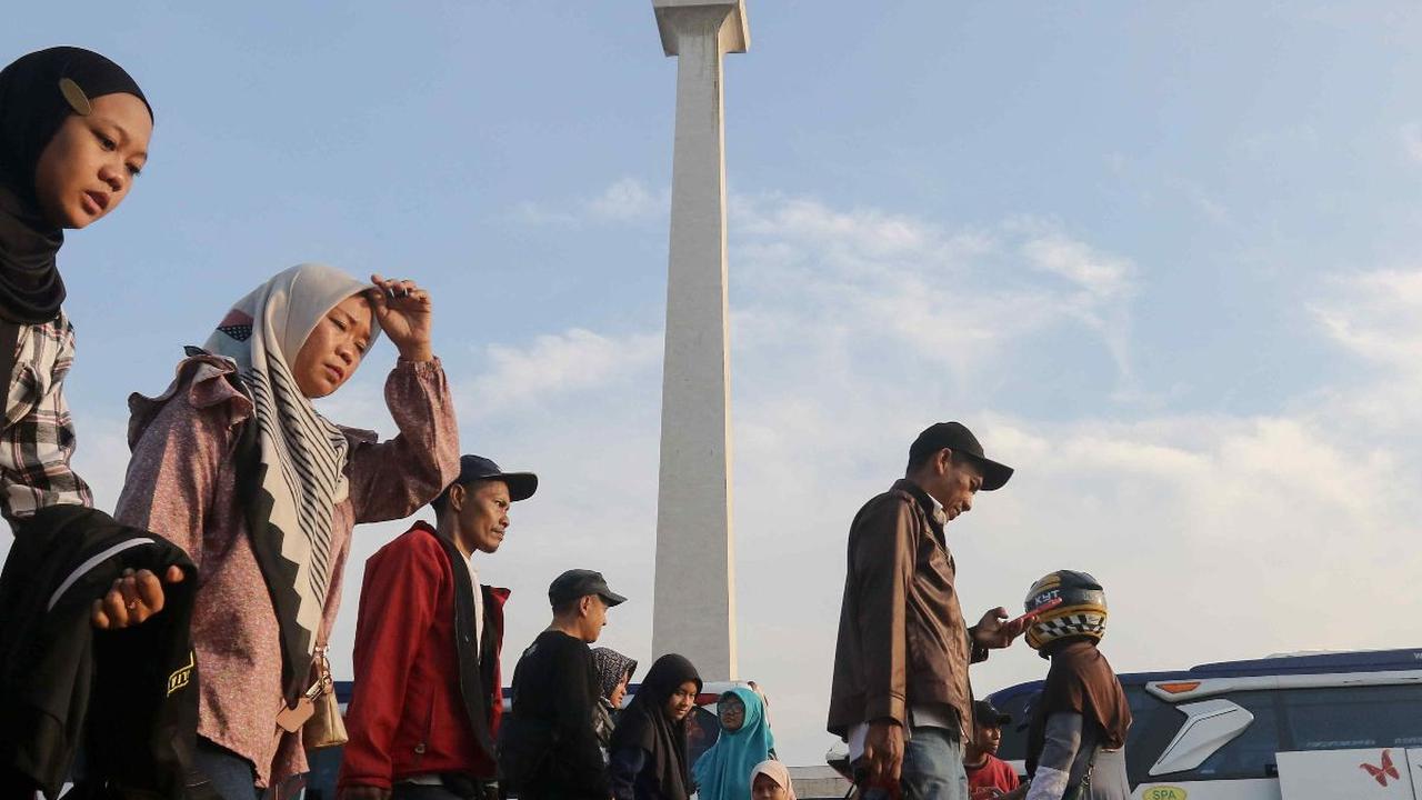 Sejumlah peserta Mudik Gratis Pemprov DKI Jakarta 2024 tiba di Monumen Nasional (Monas), Jakarta, Kamis (4/4/2024). Sebanyak 12.170  pemudik secara resmi diberangkatkan ke kampung halaman melalui program Mudik Gratis Pemprov DKI Jakarta 2024.&nbsp;Liputan