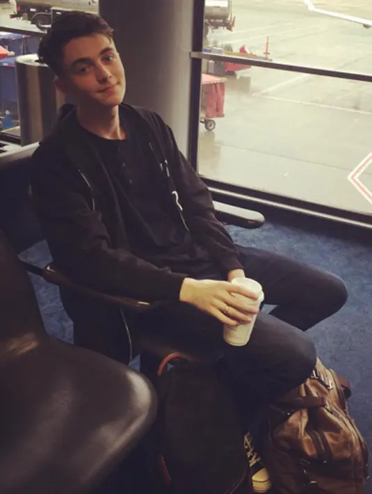 Sahabat dari sahabat Cody Simpson ini merasa tersipu malu ketika para penggemarnya mengomentari instagram milik Greyson.  (via instagram@greysonchance/Bintang.com