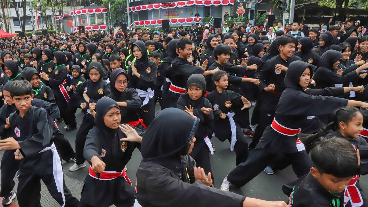 Flash Mob 6.000 Pesilat di Bunderan HI