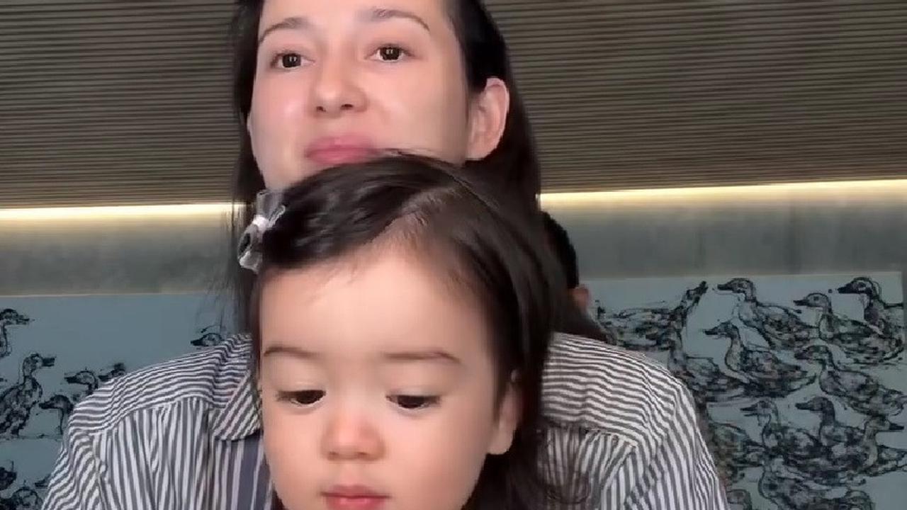 Momen Lucunya Brielle Anak Julie Estelle Temani sang Ibu Ketika Sedang Make Up, Anteng Sambil Dipangku