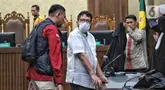 Terdakwa kasus dugaan suap penanganan perkara terpidana pembunuhan Gregorius Ronald Tannur tahun 2024 dan gratifikasi tahun 2012-2022, Zarof Ricar (tengah) usai mengikuti sidang pembacaan vonis di Pengadilan Tindak Pidana Korupsi (Tipikor), Jakarta, Rabu (18/6/2025). (Liputan6.com/Angga Yuniar)