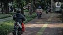 Sejumlah pengendara motor melintas di atas trotoar pejalan kaki di kawasaan Daan Mogot, Jakarta, Senin (26/4/2021). Padatnya volume kendaraan pada jam kerja di kawasan itu membuat sejumlah pengendara motor nekat menggunakan trotoar yang merupakan
hak bagi pejalan kaki. (Liputan6.com/Faizal Fanani)