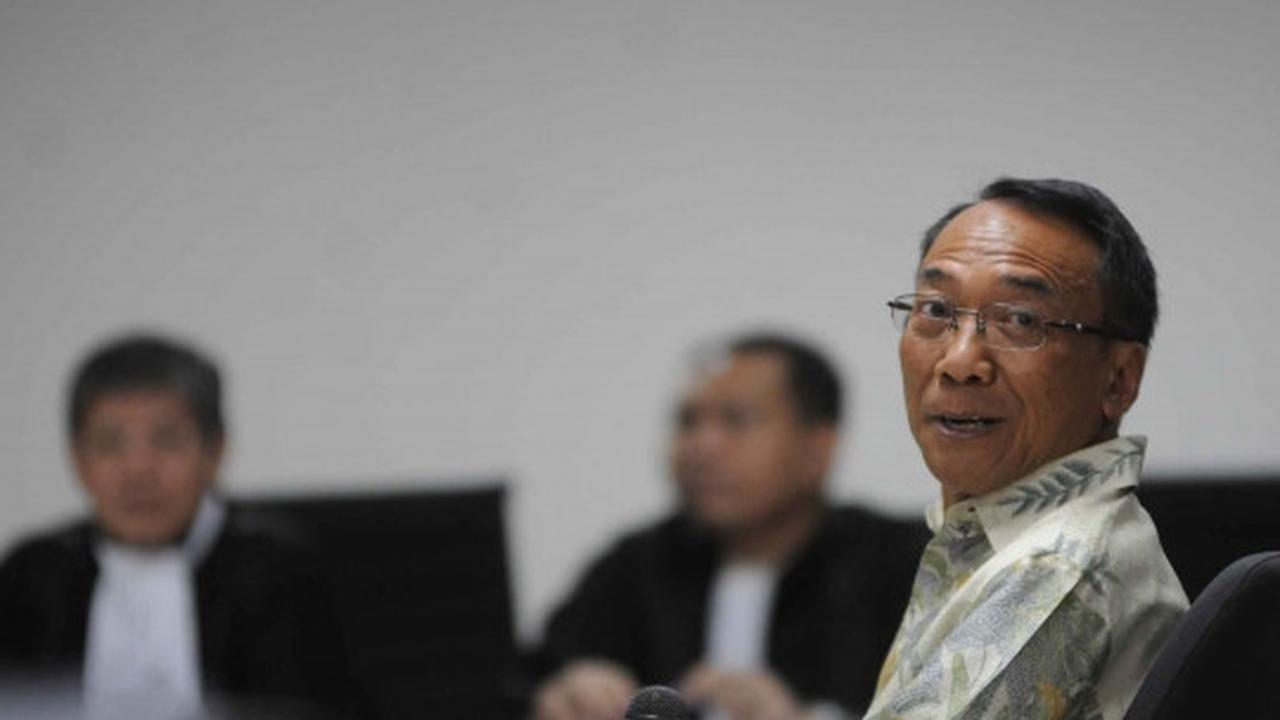 Ekspresi Jero Wacik saat jalani sidang perdana