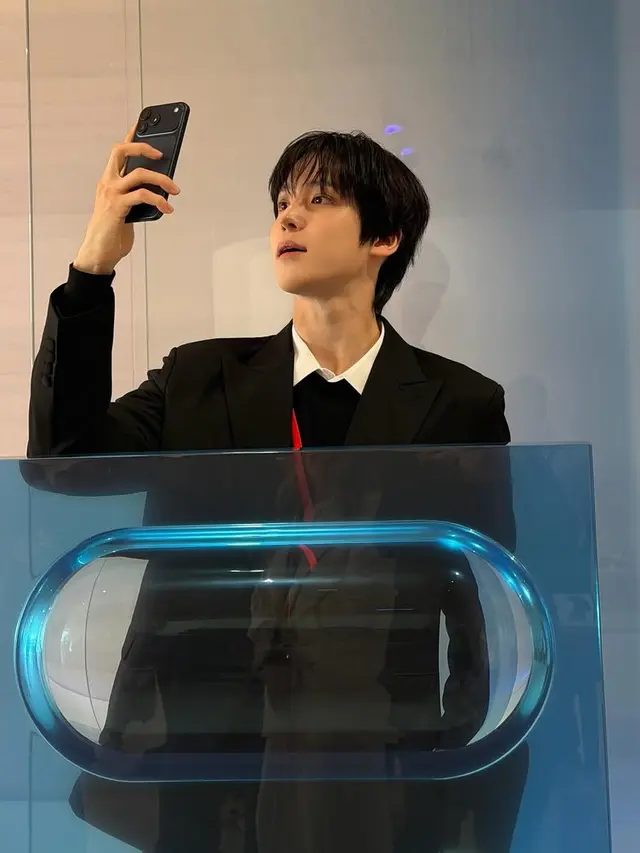 Pesona Yunho ATEEZ tampil memegang iPhone 17 deep blue.  [@yunou._.u]