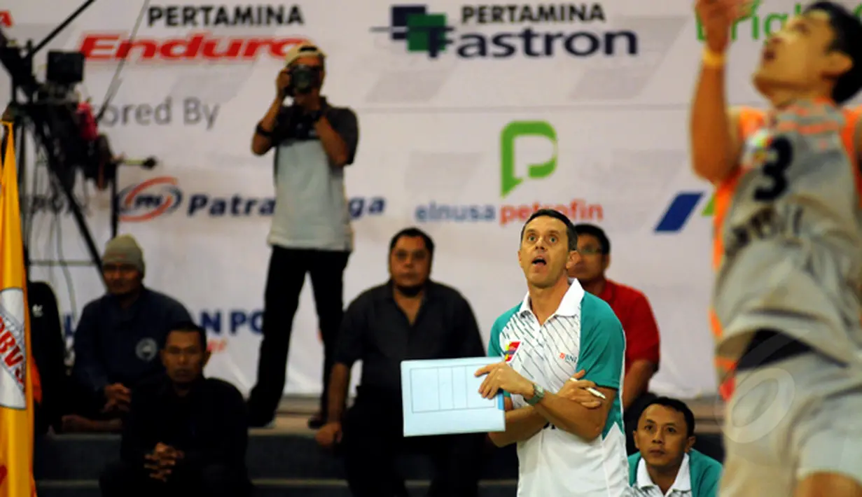 Pelatih Jakarta BNI 46, Gordon Myforth (kedua dari kanan) memperhatikan serius laga timnya melawan Surabaya Samator di Pertamina Proliga 2015 di Dome Sport Balikpapan, (6/2/2015). (Liputan6.com/Helmi Fithriansyah)