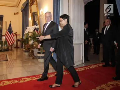 Menteri Luar Negeri RI Retno Marsudi menyambut kedatangan Menteri Pertahanan Amerika Serikat Jim Mattis saat melakukan pertemuan di Kantor Kementerian Luar Negeri, Jakarta, Senin (22/1). (Liputan6.com/Arya Manggala)