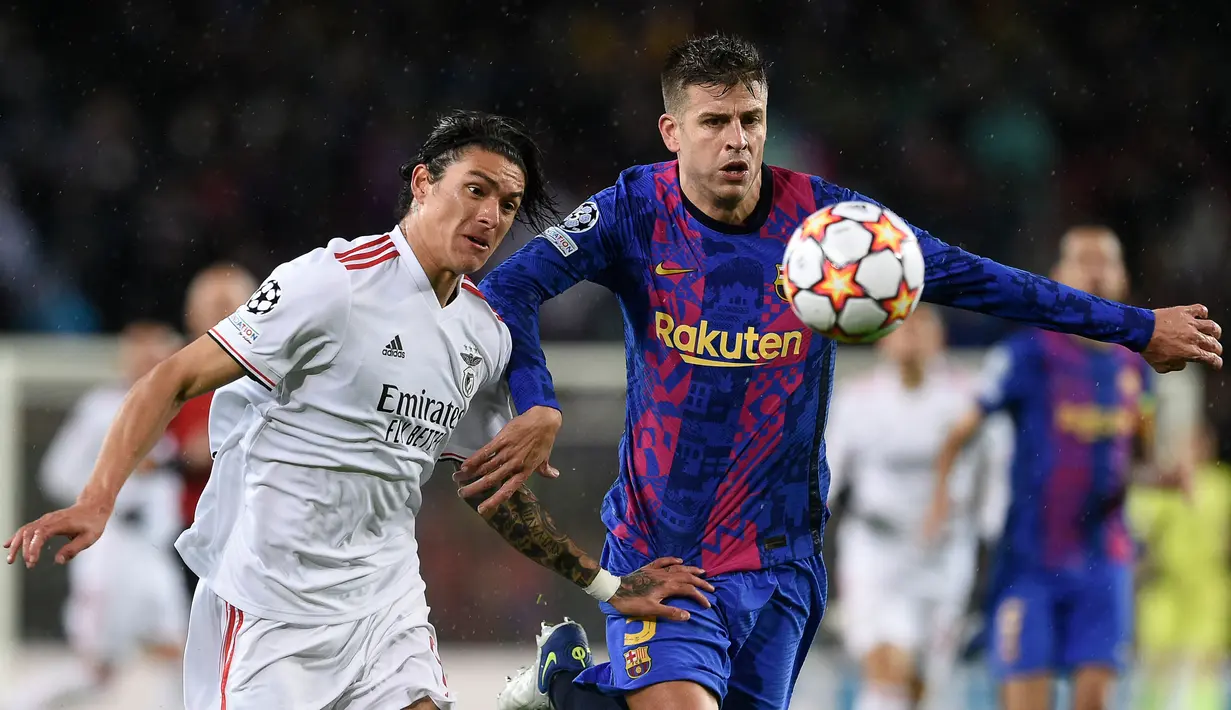 Pemain depan Benfica Darwin Nunez (kiri) berebut bola dengan bek Barcelona Gerard Pique pada matchday kelima Grup E Liga Champions di Camp Nou, Rabu (24/11/2021) dini hari WIB. Barcelona hanya mampu bermain imbang 0-0 kala menjamu Benfica. (Josep LAGO / AFP)