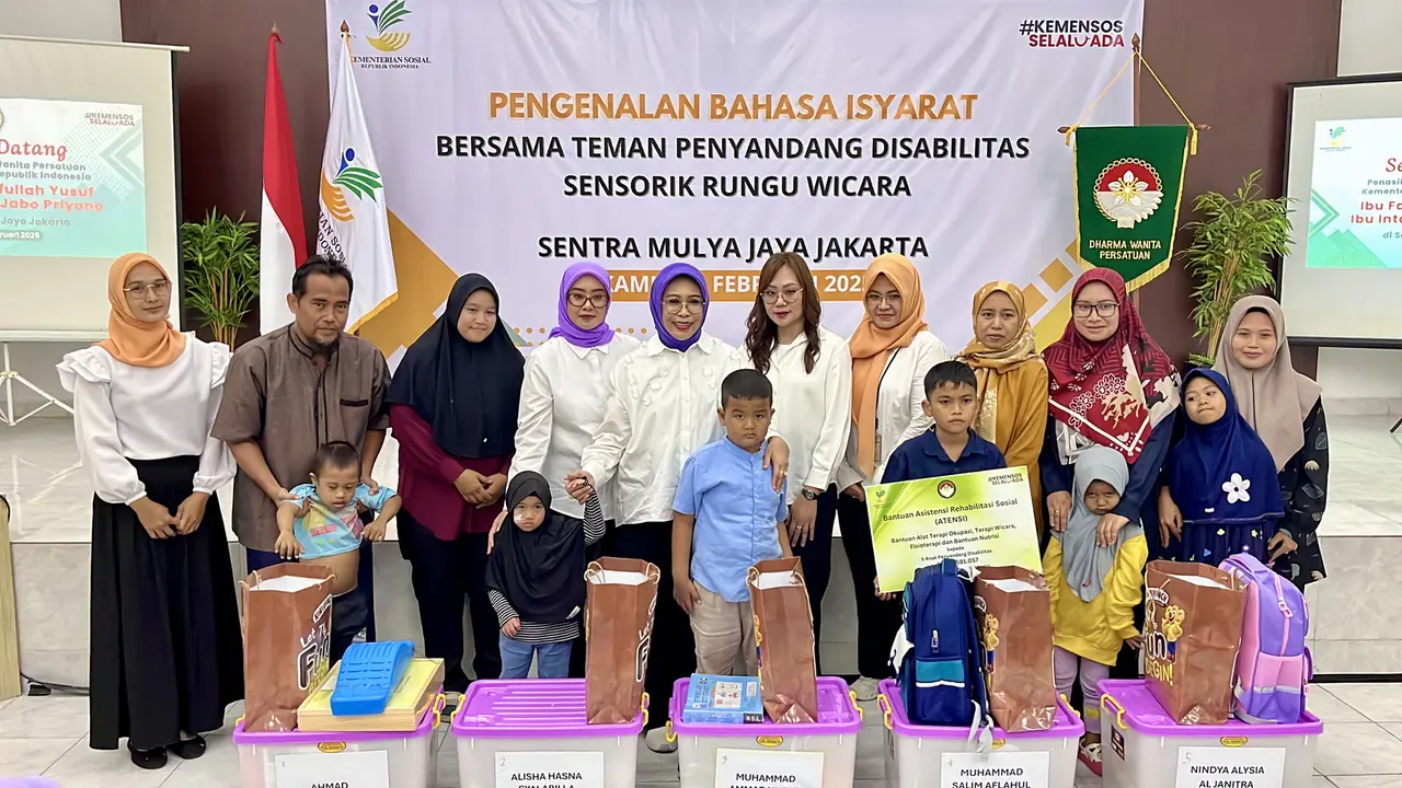 Dharma Wanita Persatuan (DWP) Kementerian Sosial melakukan penyerahan bantuan Asistensi Rehabilitasi Sosial (ATENSI) diikuti pelatihan Bahasa Isyarat Indonesia (Bisindo) di Sentra Mulya Jaya, Jakarta, Kamis (20/2/2025) (Liputan6.com/Elza Pramata)