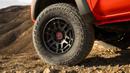 Toyota Tacoma dilengkapi dengan roda berukuran besar. Adapun ukuran rodanya bervariasi mulai dari ukuran 16 inci, 17 inci, hingga 18 inci. Roda yang berukuran besar ini sangat cocok untuk melibas segala medan mulai dari yang landai hingga yang terjal dan berbatu.  (Source: toyota.com)