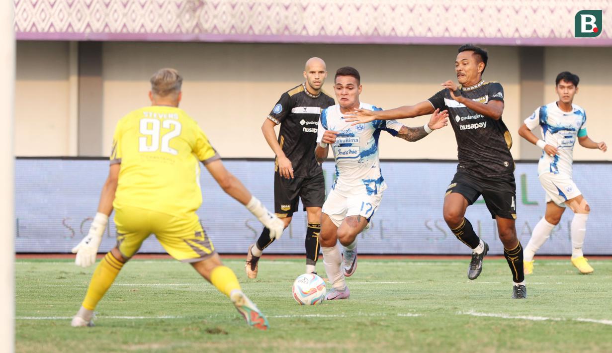 Pemain PSIS Semarang, Paulo Gali Freitas, berusaha melewati pemain Dewa United, Asep Berlian, pada laga pekan kedelapan BRI Liga 1 2023/2024 di Stadion Indomilk Arena, Tangerang, Senin (14/8/2023). PSIS Semarang menang telak 4-1 atas Dewa United. (Bola.com/M Iqbal Ichsan)
